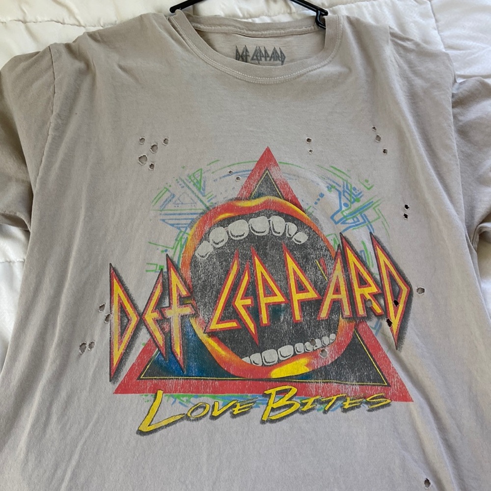Def leopard graphic tee. never worn!